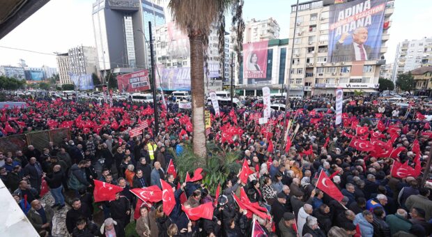 On binlerce Adanalı CHP İl binası önünde Zeydan Karalar’la hasret giderdi