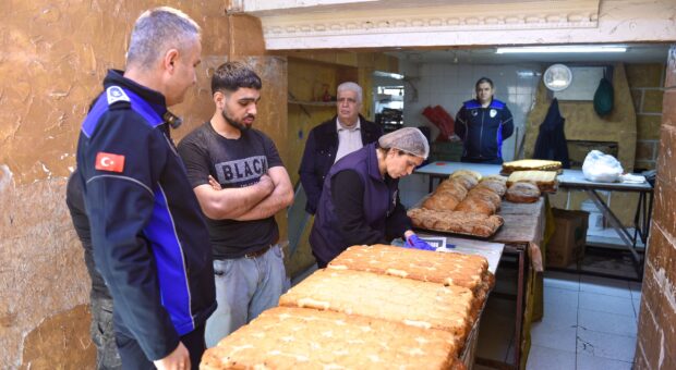 SEYHAN’DA HİJYEN KURALLARININ HİÇE SAYILDIĞI FIRIN MÜHÜRLENDİ