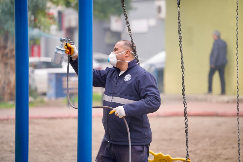 SEYHAN BELEDİYESİNDEN PARKLARA YOĞUN MESAİ