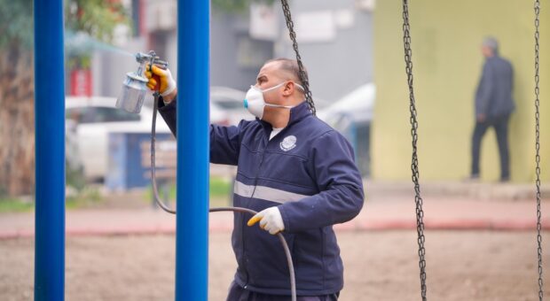 SEYHAN BELEDİYESİNDEN PARKLARA YOĞUN MESAİ