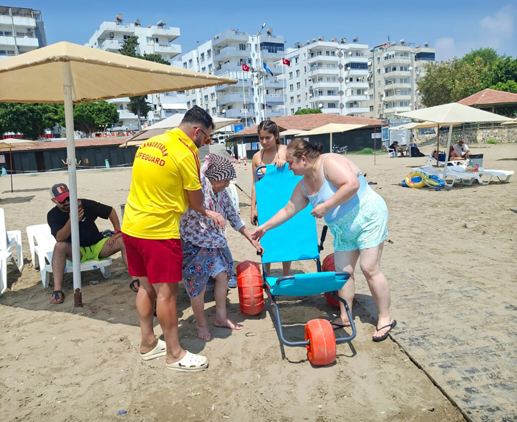 Yumurtalık, güneyde bir ilki gerçekleştirdi; engelsiz plaj dönemi başladı