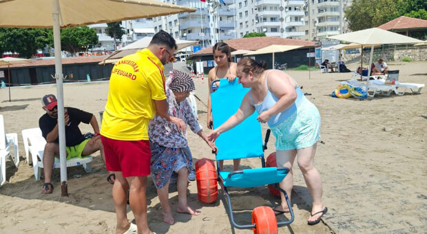 Yumurtalık, güneyde bir ilki gerçekleştirdi; engelsiz plaj dönemi başladı