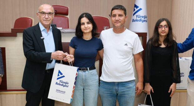 YÜREĞİR’DE BAŞARILI ÖĞRENCİLERE TABLET ÖDÜLÜ
