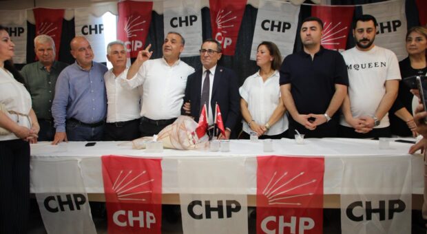 CHP Çukurova’da Yeni Dönem: Orhan Bayram Görevi Hasan Aslan’a Teslim Etti