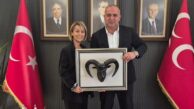 Koç Başlı Hediye Dikkat Çekti: Ayşe Yaşar’dan Hakan Yıldırım’a Ziyaret