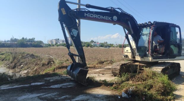 Yumurtalık Belediyesi, sel ve su baskını riskine karşı saha çalışmalarını aralıksız sürdürüyor